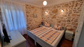 3 bedrooms, iron/ironing board, free WiFi, bed sheets - Holiday Home Vintage by Villas Guide (Rab)