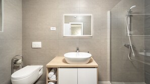 Douche, sèche-cheveux, serviettes fournies