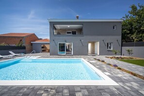 Een verwarmd zwembad