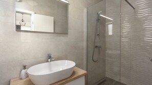 Douche, sèche-cheveux, serviettes fournies
