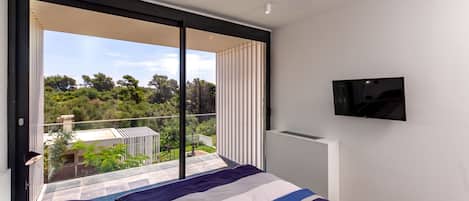 5 bedrooms, iron/ironing board, free WiFi, bed sheets