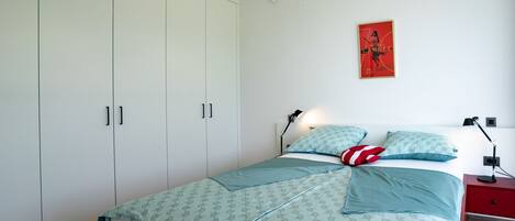 5 bedrooms, iron/ironing board, free WiFi, bed sheets