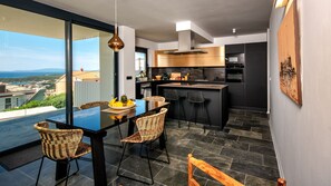 Geladeira, micro-ondas, fogão, lava-louças