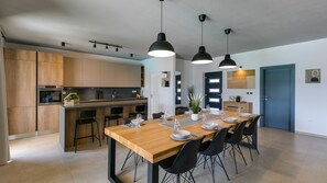 Fridge, oven, dishwasher, coffee/tea maker