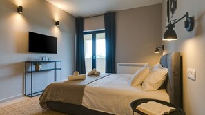 4 bedrooms, in-room safe, iron/ironing board, free WiFi