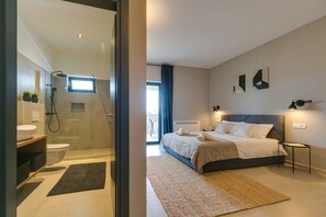 4 chambres, coffres-forts dans les chambres, fer et planche à repasser