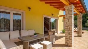 Outdoor dining - Villa Gardenia by Villas Guide (Jakovici)