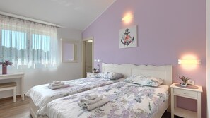 3 bedrooms, iron/ironing board, free WiFi, bed sheets - Villa Gardenia by Villas Guide (Jakovici)