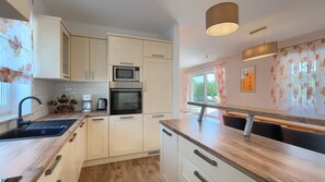 Kühlschrank, Mikrowelle, Ofen, Geschirrspüler