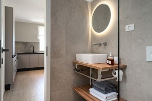 Een douche, een haardroger, handdoeken