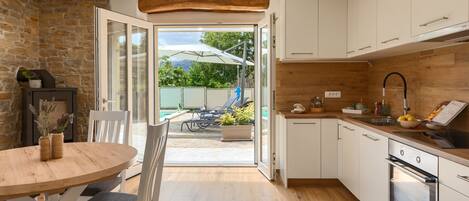 Frigorífico, microondas, horno y lavavajillas