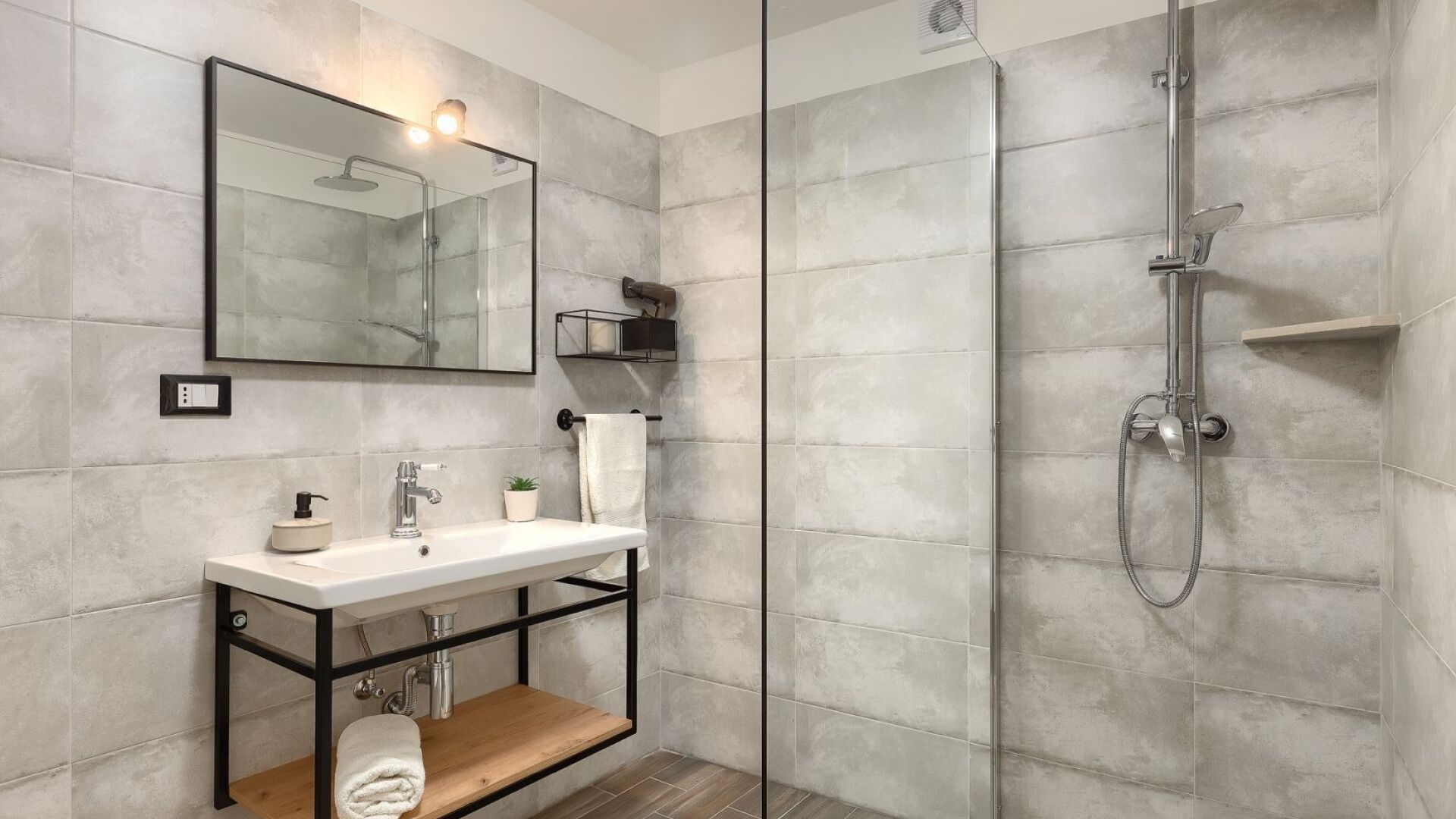 Shower, hair dryer, towels