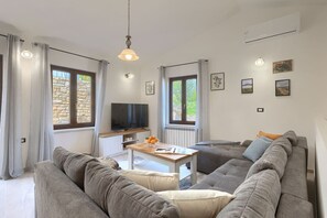 TV - Villa Pietro by Villas Guide (Motovun)