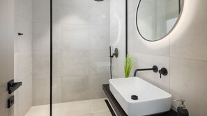 Douche, séchoir à cheveux, serviettes fournies