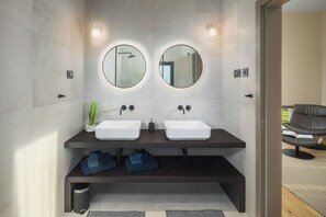 Een douche, een haardroger, handdoeken