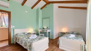 4 chambres, coffres-forts dans les chambres, fer et planche à repasser