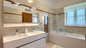 Dusche, Haartrockner, Handtücher