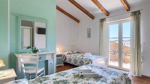 4 chambres, coffres-forts dans les chambres, fer et planche à repasser