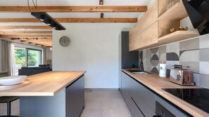 Fridge, oven, dishwasher, coffee/tea maker