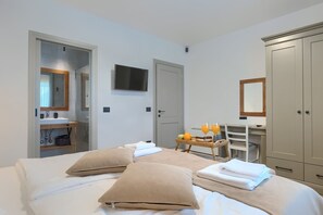 4 bedrooms, desk, iron/ironing board, free WiFi