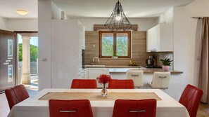 Kühlschrank, Mikrowelle, Ofen, Geschirrspüler