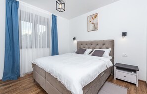 4 bedrooms, iron/ironing board, free WiFi, bed sheets