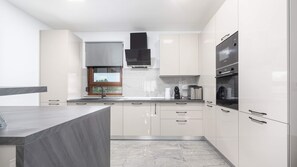 Een koelkast, een microgolfoven, een oven, een vaatwasser