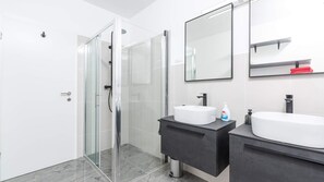 Douche, sèche-cheveux, serviettes fournies