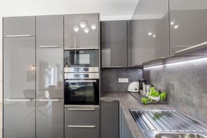 Refrigerador, microondas, horno, lavavajillas