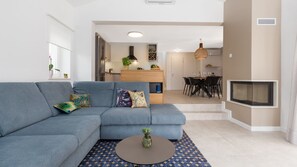 TV, fireplace - Villa No.18 by Villas Guide (Tar)