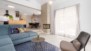 TV, fireplace - Villa No.18 by Villas Guide (Tar)