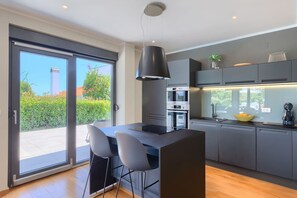 Kühlschrank, Mikrowelle, Ofen, Geschirrspüler