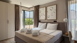 4 bedrooms, iron/ironing board, free WiFi, bed sheets