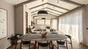 Televisión y chimenea 