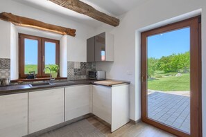 Kühlschrank, Mikrowelle, Ofen, Geschirrspüler