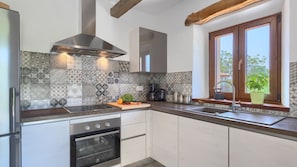 Kjøleskap, mikrobølgeovn, ovn og oppvaskmaskin