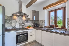 Een koelkast, een microgolfoven, een oven, een vaatwasser