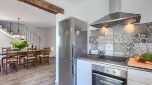 Kjøleskap, mikrobølgeovn, ovn og oppvaskmaskin