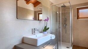 Douche, séchoir à cheveux, serviettes fournies