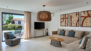 Televisión y chimenea 