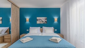 4 makuuhuonetta, tallelokero huoneessa, silitysrauta/-lauta