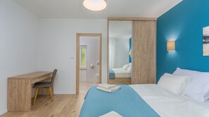 4 chambres, coffres-forts dans les chambres, fer et planche à repasser