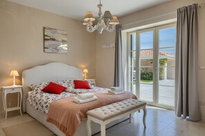 5 bedrooms, iron/ironing board, free WiFi, bed sheets