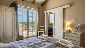 5 bedrooms, iron/ironing board, free WiFi, bed sheets