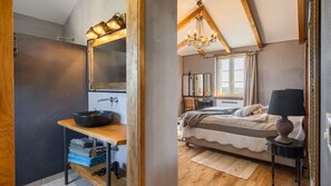 5 quartos, ferros/tábuas de passar roupa, Wi-Fi de cortesia