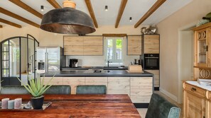 Geladeira, fogão, lava-louças, cafeteira/chaleira