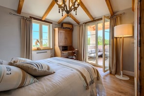 5 bedrooms, iron/ironing board, free WiFi, bed sheets