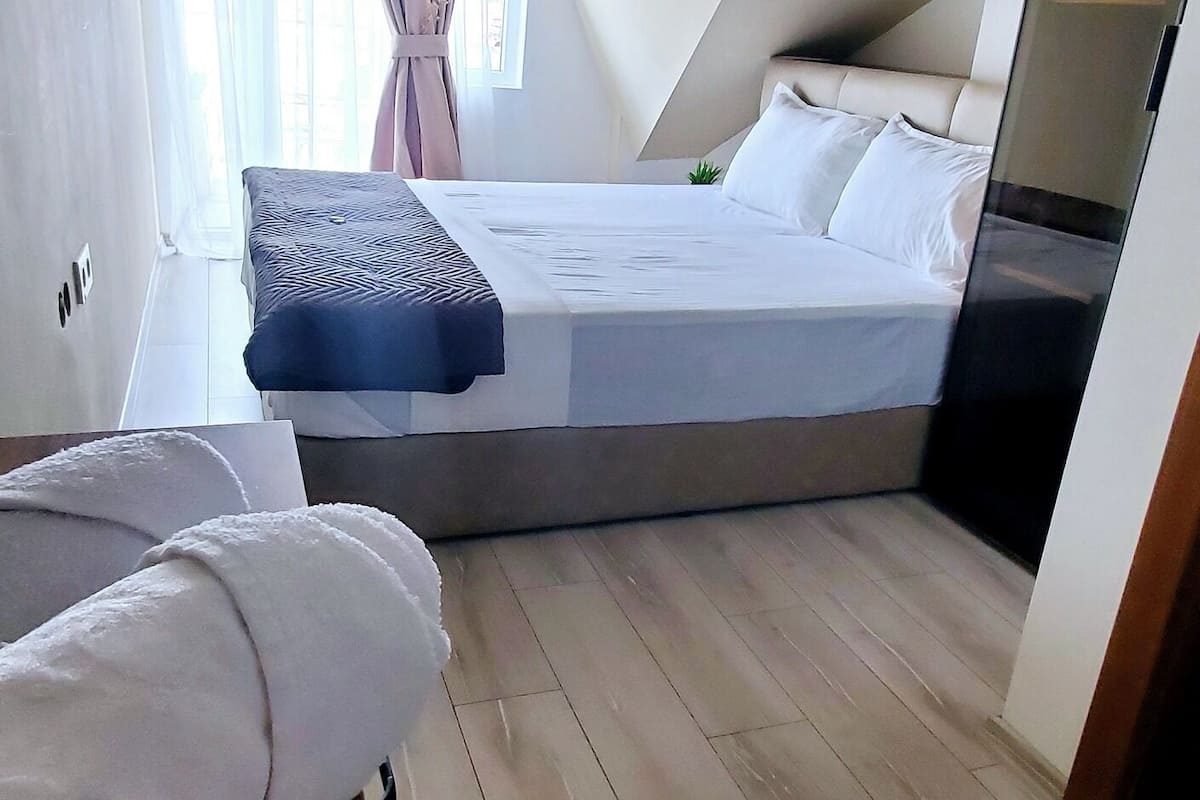 Habitación estándar con 1 cama doble o 2 individuales | Cortinas opacas, tabla de planchar con plancha, wifi gratis