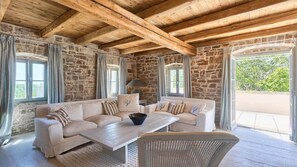 Televisión y chimenea 