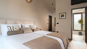 3 bedrooms, in-room safe, desk, iron/ironing board